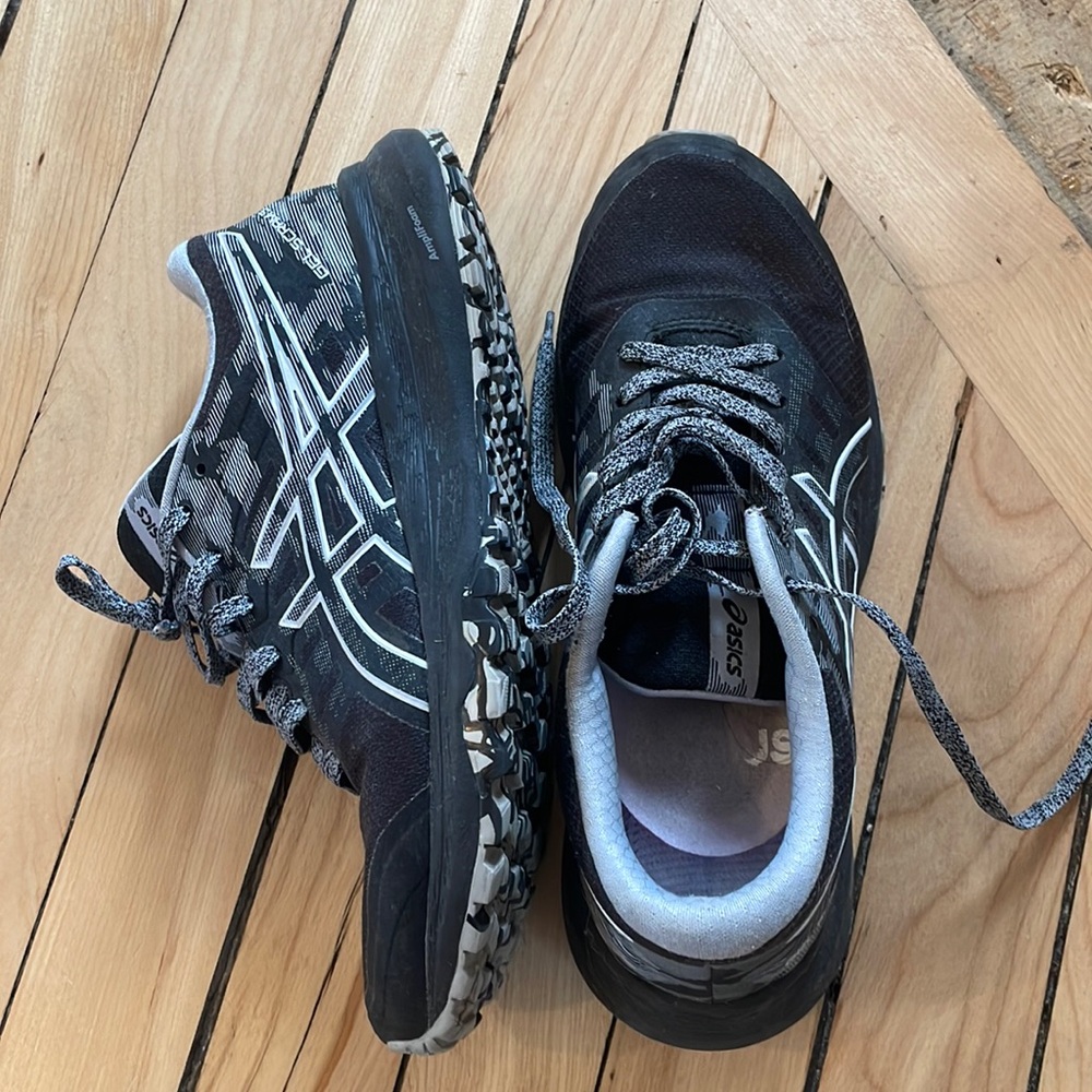 ASICS brand gel scrams in black